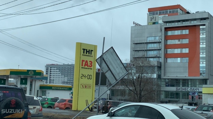 Рухнувшие столбы и крыши: последствия непогоды в Красноярске