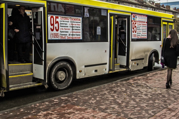 Автобус, пассажирку которого увезла скорая, больше часа стоит на остановке — инцидент необходимо оформить официально, отметили в диспетчерской Автобус, пассажирку которого увезла скорая, больше часа стоит на остановке — инцидент необходимо оформить официально, отметили в диспетчерской