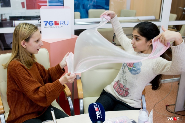 Школьницы из Ярославля поймали тренд — жвачку для рук, и решили на ней заработать