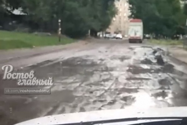Дорога в лужах, несмотря на то, что дождя не было Дорога в лужах, несмотря на то, что дождя не было