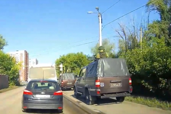 Судя по видео, военные старались объехать пробку Судя по видео, военные старались объехать пробку