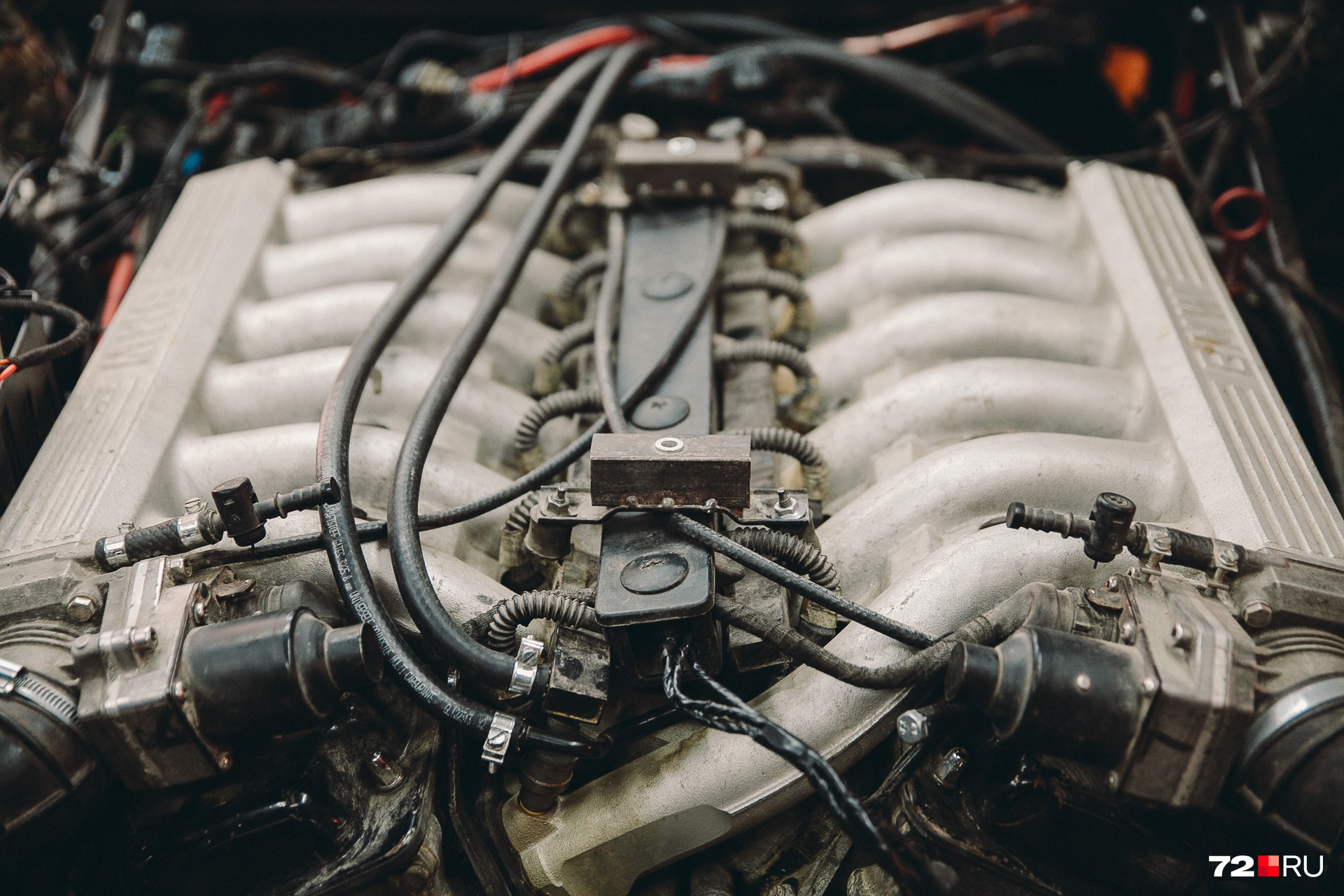 Двигатель при строительстве использовался V12 (пять литров), как и у оригинала. Тормозная система от Chevrolet Corvette