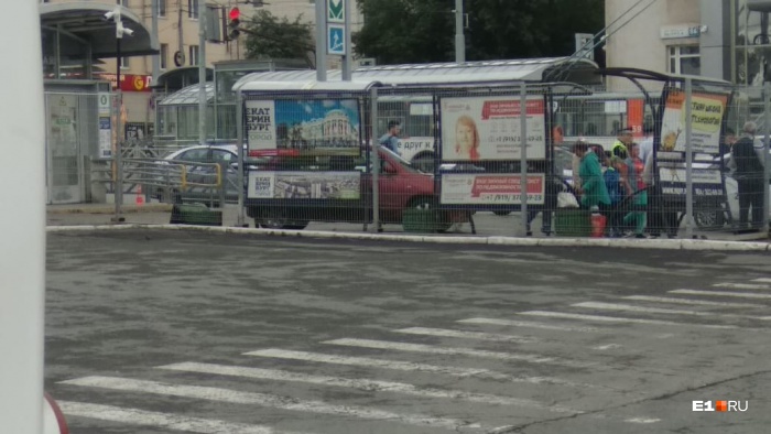 Легковой автомобиль вылетел на тротуар Легковой автомобиль вылетел на тротуар