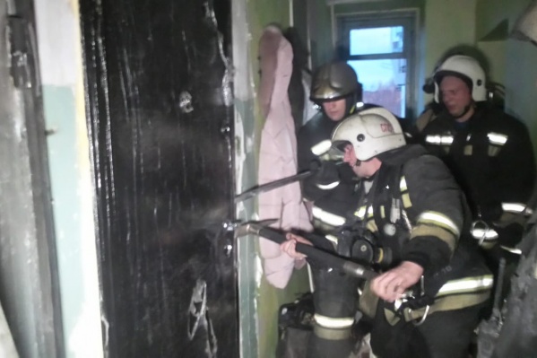 Пожарные открывали секции, чтобы удостовериться, что там никого нет Пожарные открывали секции, чтобы удостовериться, что там никого нет