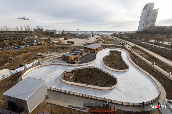 Площадь катка составляет 1800 квадратных метров Площадь катка составляет 1800 квадратных метров