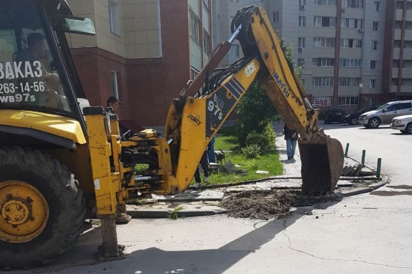 Как утверждают жители домов, тротуарную плитку они выкладывали сами Как утверждают жители домов, тротуарную плитку они выкладывали сами