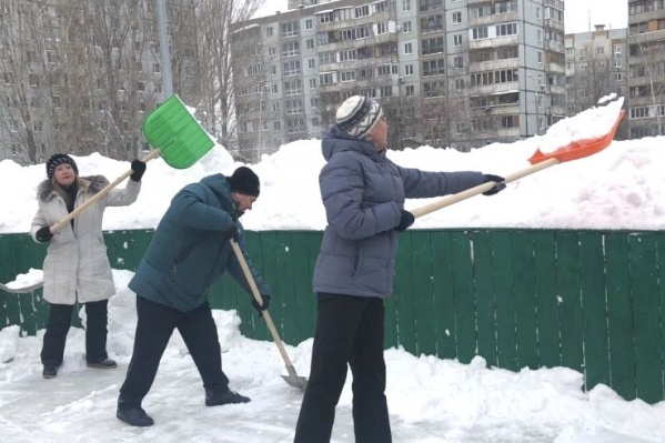 В Промышленном районе расчищали территорию катка В Промышленном районе расчищали территорию катка
