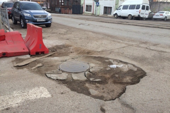Автомобили царапают колодец дном, пытаясь проехать злополучное место и выехать на Ленина Автомобили царапают колодец дном, пытаясь проехать злополучное место и выехать на Ленина