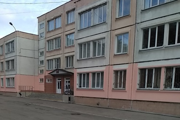 Сегодня школу обрабатывают сотрудники Роспотребнадзора Сегодня школу обрабатывают сотрудники Роспотребнадзора