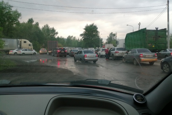 На выезде из Жигулевска заложниками пробки стали и грузовые автомобили, и легковушки На выезде из Жигулевска заложниками пробки стали и грузовые автомобили, и легковушки