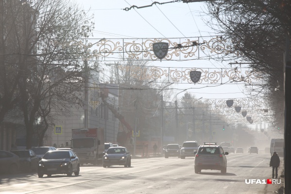 Без снега город медленно покрывается пылью Без снега город медленно покрывается пылью