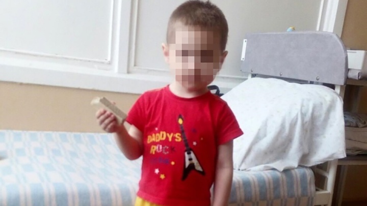 «Был в грязной одежде, один»: челябинцы нашли в подъезде трёхлетнего мальчика