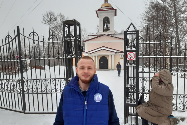Роман Иванов — участник народного объединения «Радость моя». Примерно раз в неделю он объезжает храмы Архангельска и помогает всем, кому может Роман Иванов — участник народного объединения «Радость моя». Примерно раз в неделю он объезжает храмы Архангельска и помогает всем, кому может