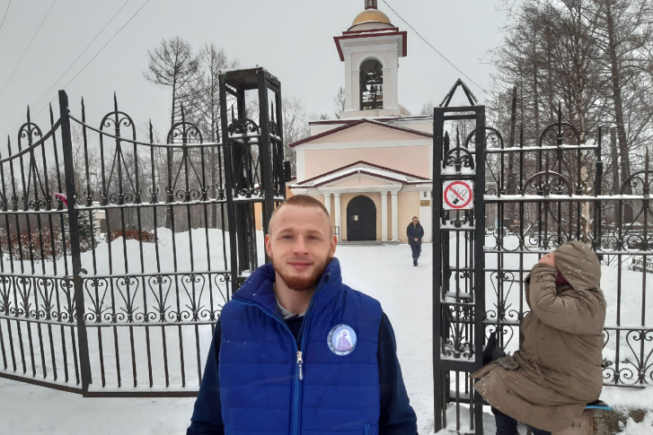 Роман Иванов — участник народного объединения «Радость моя». Примерно раз в неделю он объезжает храмы Архангельска и помогает всем, кому может Роман Иванов — участник народного объединения «Радость моя». Примерно раз в неделю он объезжает храмы Архангельска и помогает всем, кому может