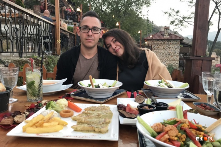 Эмилия и Александр познакомились в Аланье полгода назад 