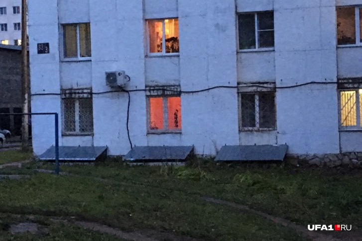 С улицы сауна маскируется — и не догадаешься, что она прячется за оцинкованными козырьками С улицы сауна маскируется — и не догадаешься, что она прячется за оцинкованными козырьками