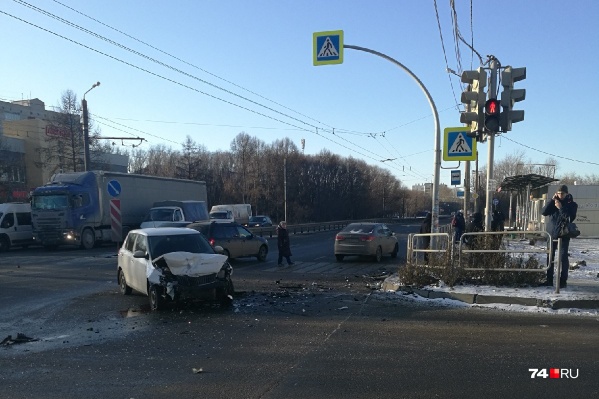 Авария произошла на Копейском шоссе. Одну из машин вынесло на тротуар, где стояли люди Авария произошла на Копейском шоссе. Одну из машин вынесло на тротуар, где стояли люди 