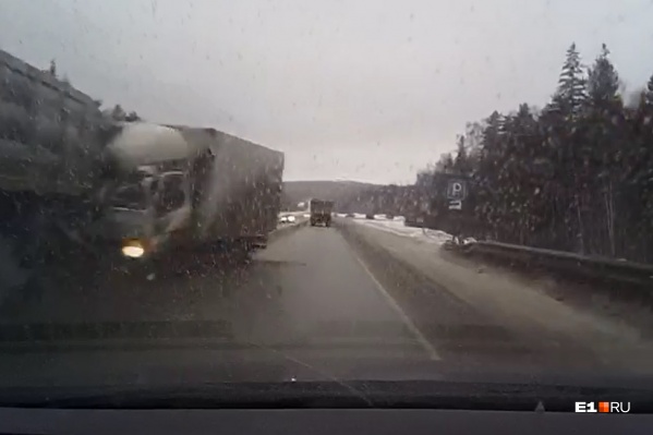 В момент ДТП один из грузовиков потащило на встречку, и встречному водителю пришлось уворачиваться от лобового столкновения В момент ДТП один из грузовиков потащило на встречку, и встречному водителю пришлось уворачиваться от лобового столкновения