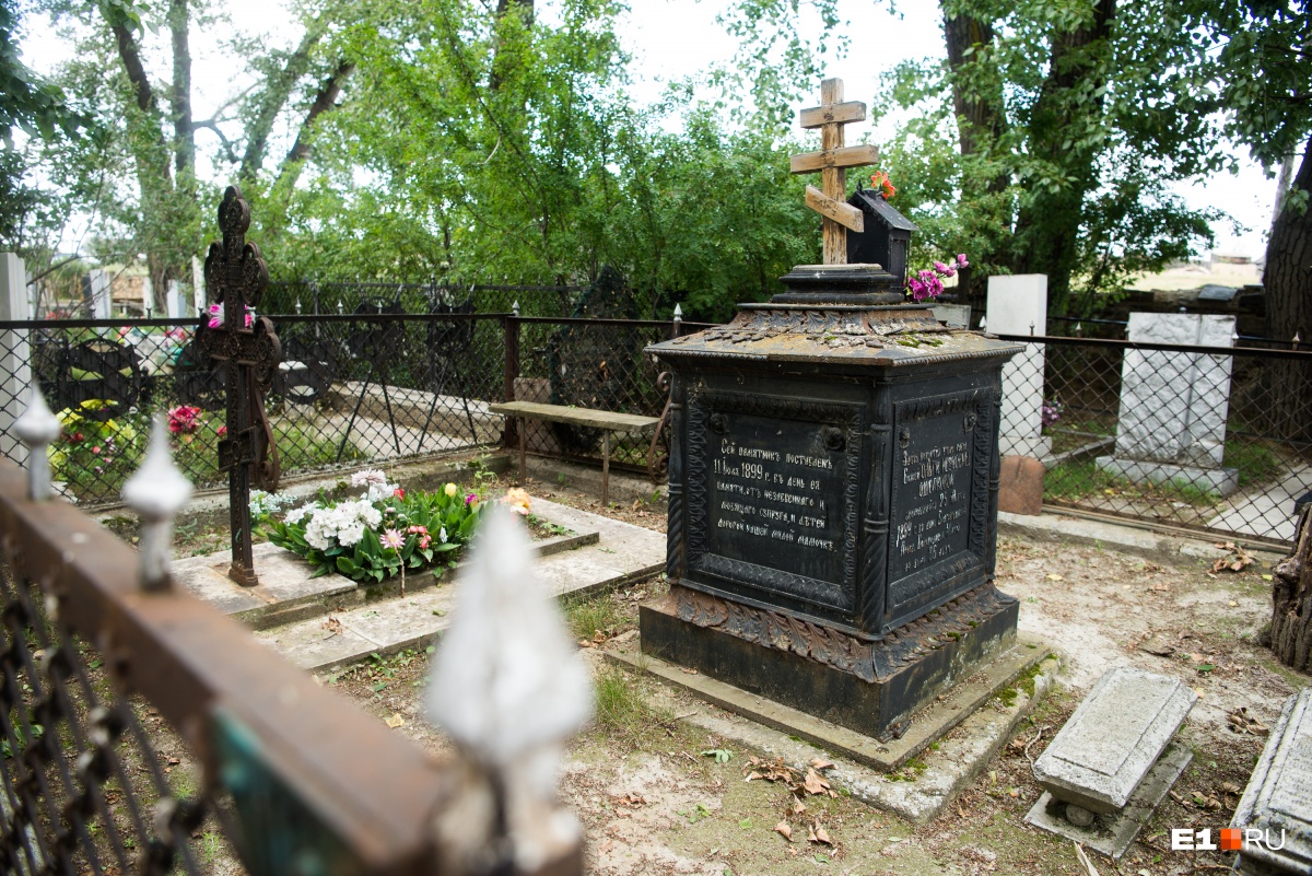 Кладбища с историей: экскурсия по уральскому некрополю, где надгробия — произведения искусства
