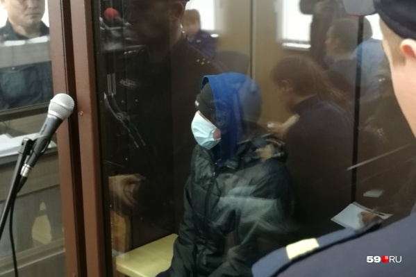 Подросток пришёл на суд в маске, кепке и капюшоне Подросток пришёл на суд в маске, кепке и капюшоне