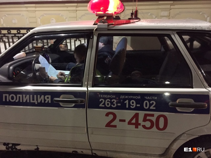 Младший лейтенант Шишков выписал Татьяне штраф за непропуск пешеходов, которые даже и не думали переходить Младший лейтенант Шишков выписал Татьяне штраф за непропуск пешеходов, которые даже и не думали переходить