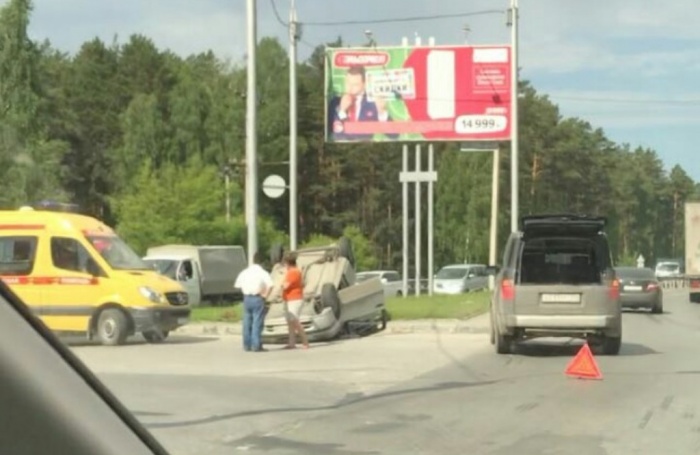 ДТП затруднило движение на перекрёстке Бердского шоссе и Университетского проезда ДТП затруднило движение на перекрёстке Бердского шоссе и Университетского проезда