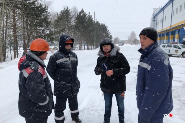 Изначально рабочих было больше. Многие из них разошлись, когда приехали журналисты 72.RU Изначально рабочих было больше. Многие из них разошлись, когда приехали журналисты 72.RU