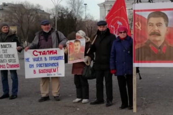 Несколько активистов вышли с плакатами в память вождя Несколько активистов вышли с плакатами в память вождя