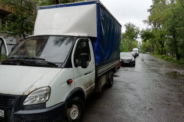 Водитель потерял после аварии боковое зеркало, но успел его заменить Водитель потерял после аварии боковое зеркало, но успел его заменить
