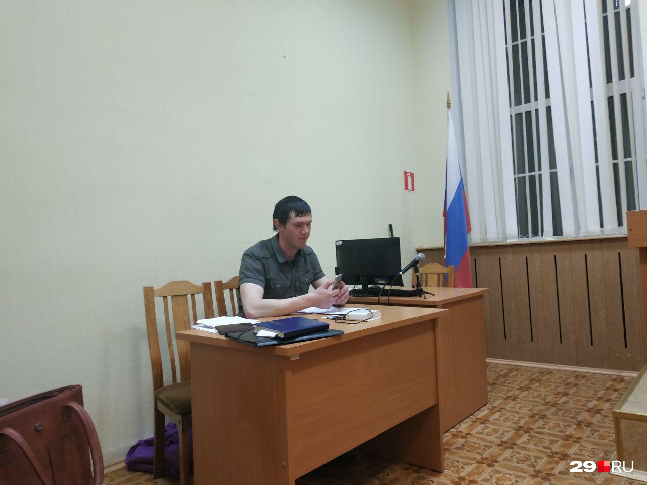 Максима Пушкина хотели задержать на ночь, но в итоге четыре часа продержали в отделении, а затем отпустили, даже не составив протокол Максима Пушкина хотели задержать на ночь, но в итоге четыре часа продержали в отделении, а затем отпустили, даже не составив протокол