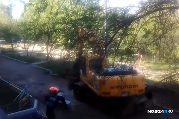 Экскаватор приехал во двор в 4 часа дня Экскаватор приехал во двор в 4 часа дня