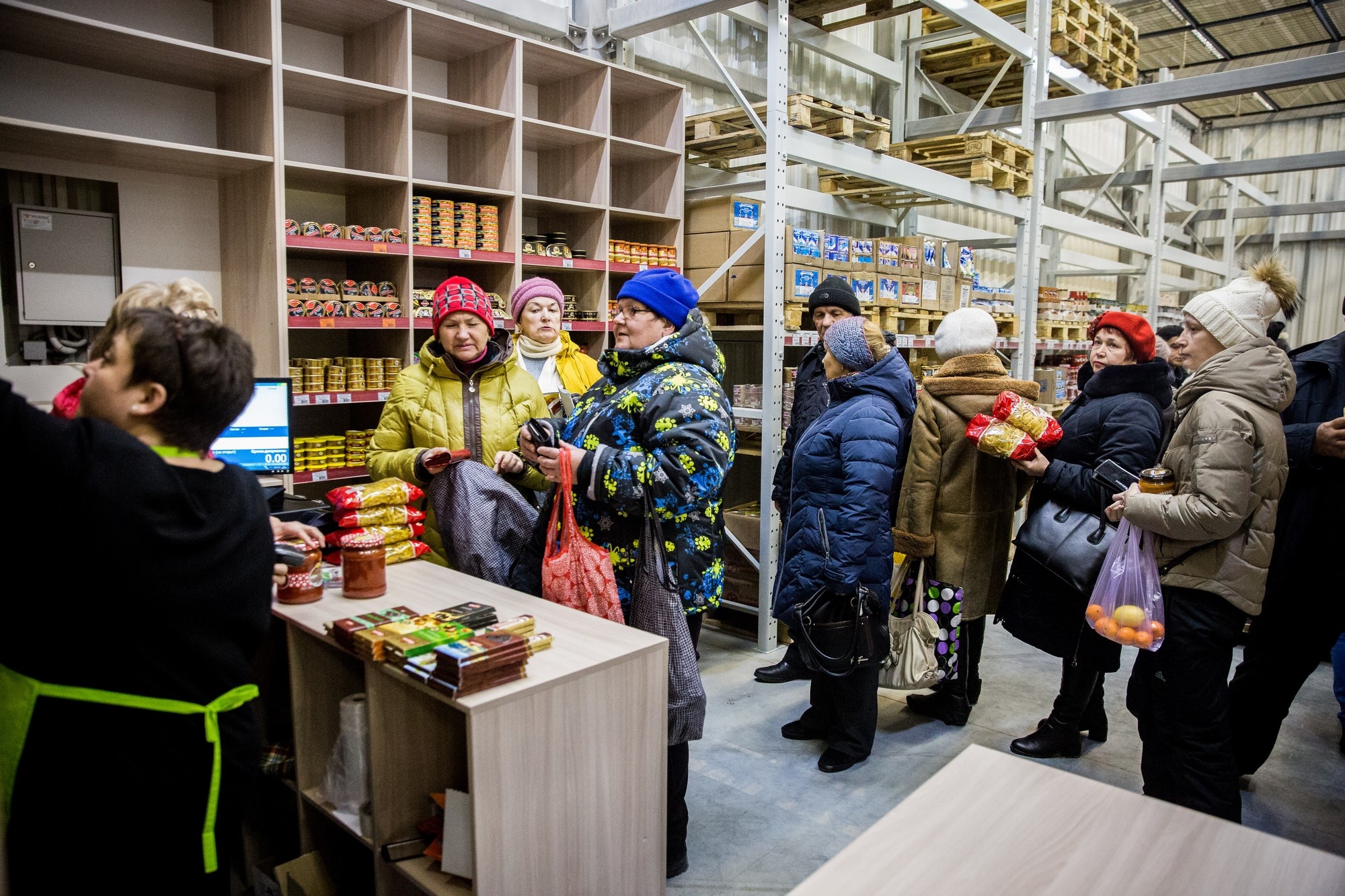 Покупатели сразу же выстроились в очередь Покупатели сразу же выстроились в очередь