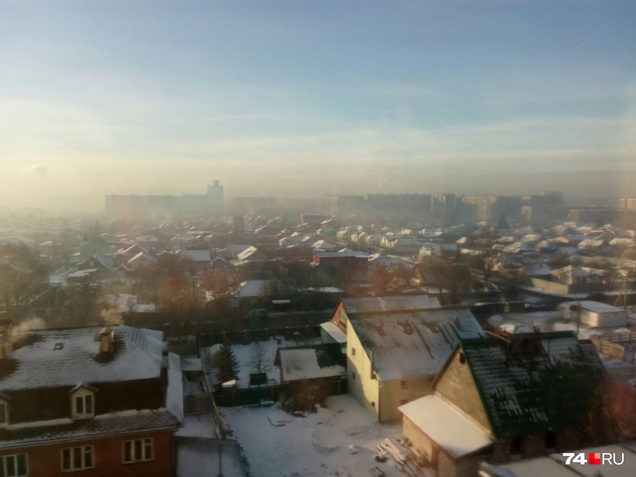 Фото из Металлургического района. Но такая же густая дымка повисла надо всем городом Фото из Металлургического района. Но такая же густая дымка повисла надо всем городом