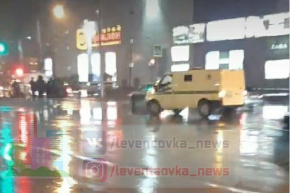 Машина врезалась в человека, когда тот переходил дорогу Машина врезалась в человека, когда тот переходил дорогу