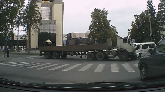 Дело сбитого два года назад на тротуаре возле НГУ 11-летнего мальчика отправили в суд первой инстанции Дело сбитого два года назад на тротуаре возле НГУ 11-летнего мальчика отправили в суд первой инстанции