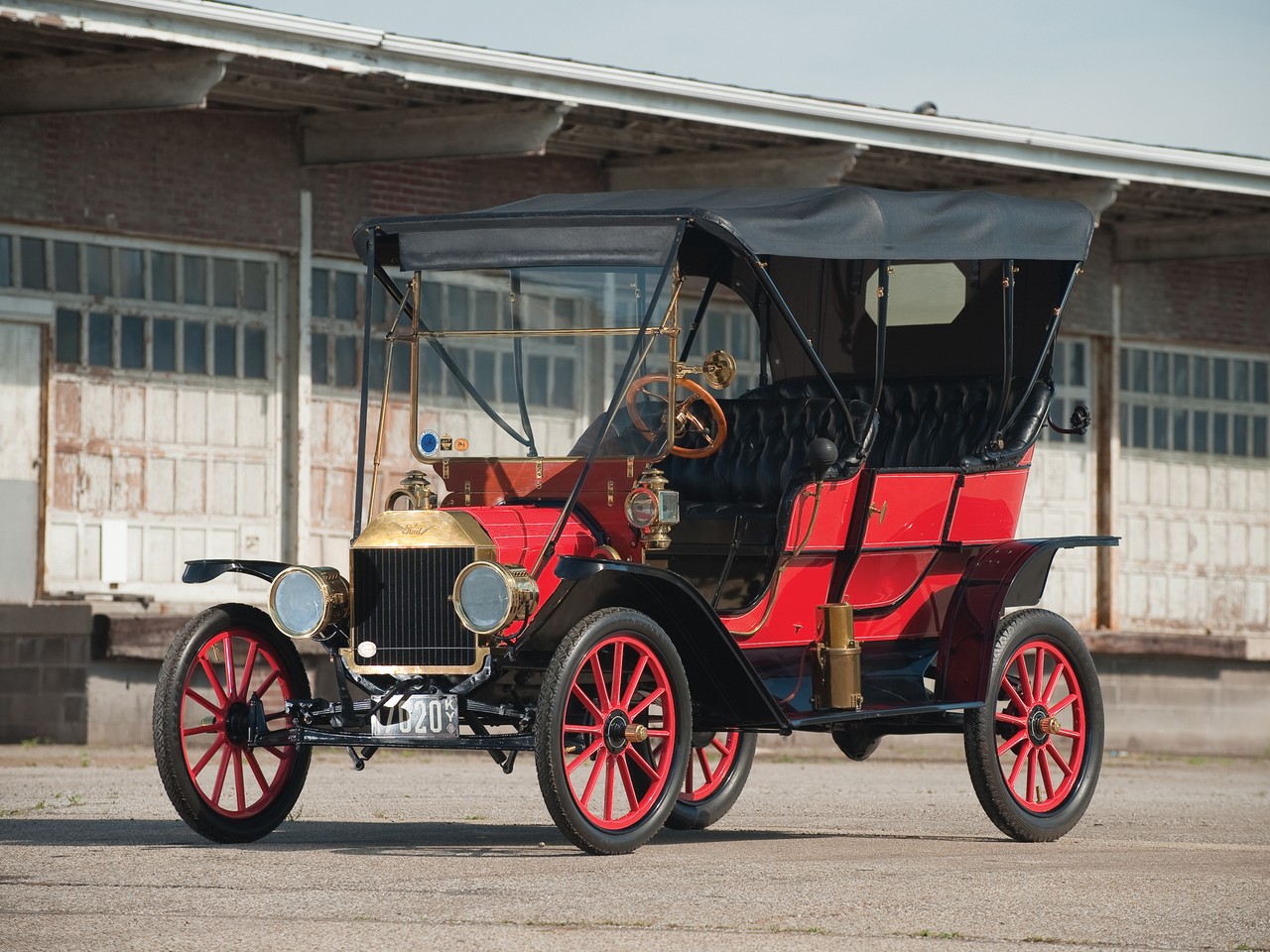 Ford Model T («Жестяная Лиззи») был выпущен фантастическим тиражом — более 16 миллионов экземпляров. Это больше, чем современных Ford Focus Ford Model T («Жестяная Лиззи») был выпущен фантастическим тиражом — более 16 миллионов экземпляров. Это больше, чем современных Ford Focus