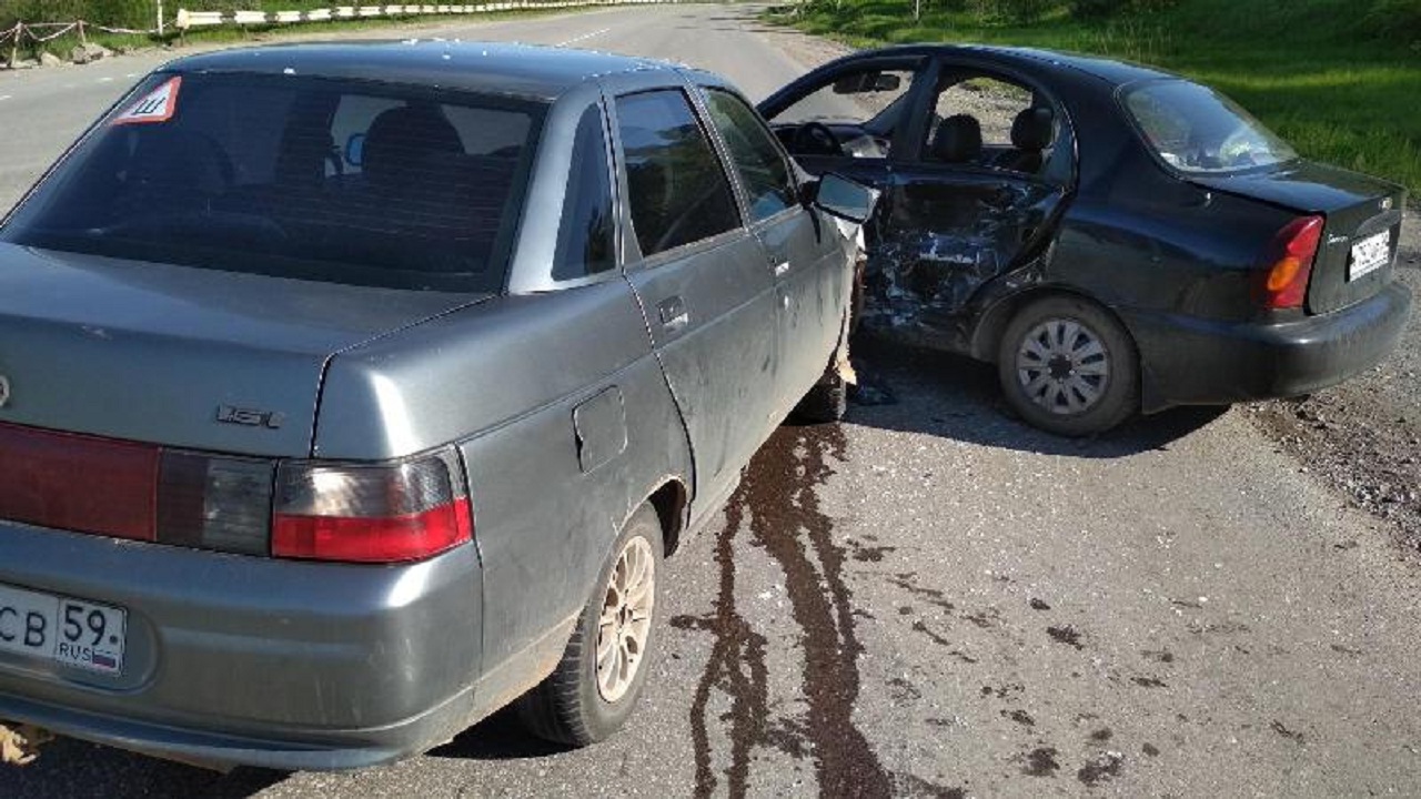 В Прикамье на трассе ВАЗ врезался в Chevrolet Lanos: пострадали три человека