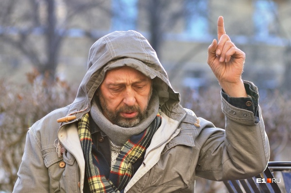 На то, что кто-то обманывает поклонников «Коляда-театра» и по факту крадёт деньги у драматурга, Коляда жаловался ещё летом На то, что кто-то обманывает поклонников «Коляда-театра» и по факту крадёт деньги у драматурга, Коляда жаловался ещё летом