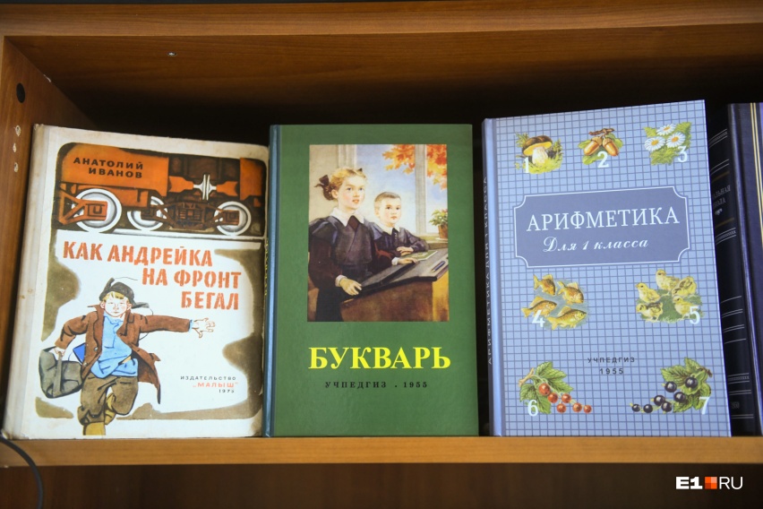 В Москве инициативная группа печатает учебники сталинского периода, их можно даже заказать в книжных онлайн-магазинах