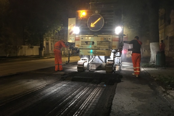 Верхнюю часть дороги срезали на глубину в 5 сантиметров Верхнюю часть дороги срезали на глубину в 5 сантиметров