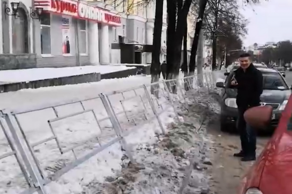 То ли из-за снега, то ли еще по какой причине, но кое-где забор уже покосился То ли из-за снега, то ли еще по какой причине, но кое-где забор уже покосился