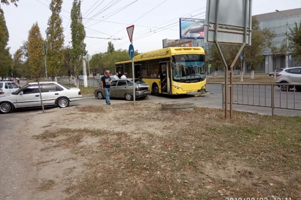 По предварительным данным, автобус подрезала отечественная легковушка По предварительным данным, автобус подрезала отечественная легковушка