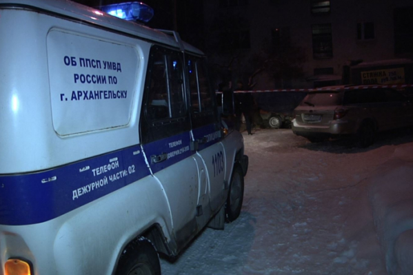 Место стрельбы на Троицком проспекте оцепила полиция Место стрельбы на Троицком проспекте оцепила полиция