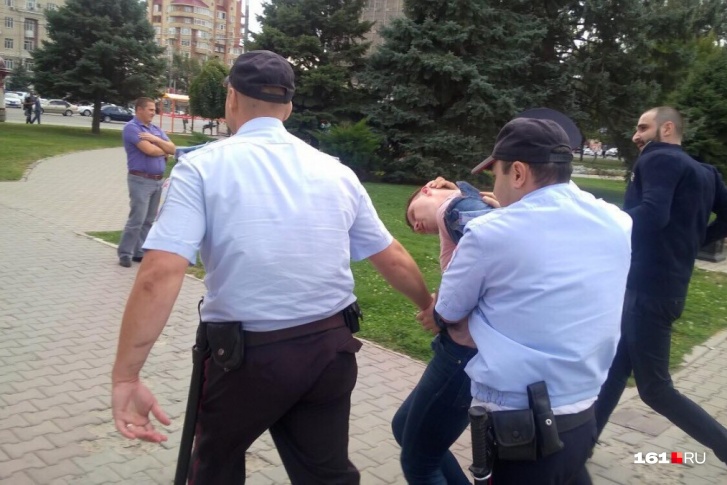 Задержание координатора ростовского штаба Навального Сергея Гривко во время митинга<br> Задержание координатора ростовского штаба Навального Сергея Гривко во время митинга<br>