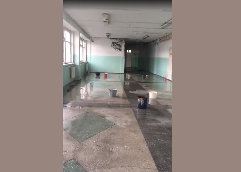 В Омской области к 1 сентября сквозь крышу школы пошёл дождь
