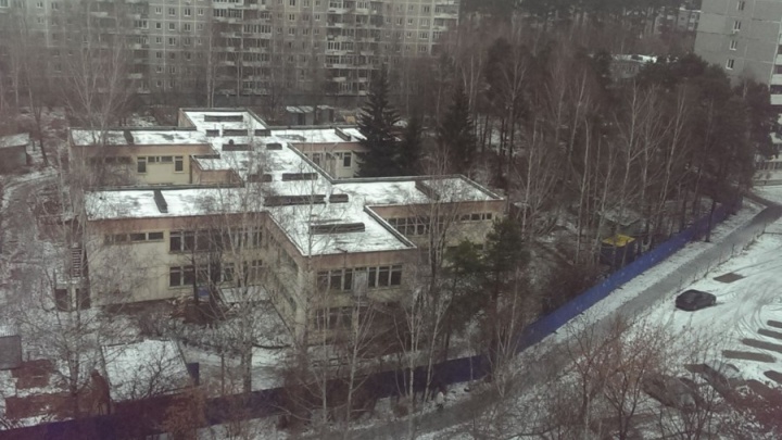 Застройщик подал иск к Минстрою, который запретил снос садика в Екатеринбурге
