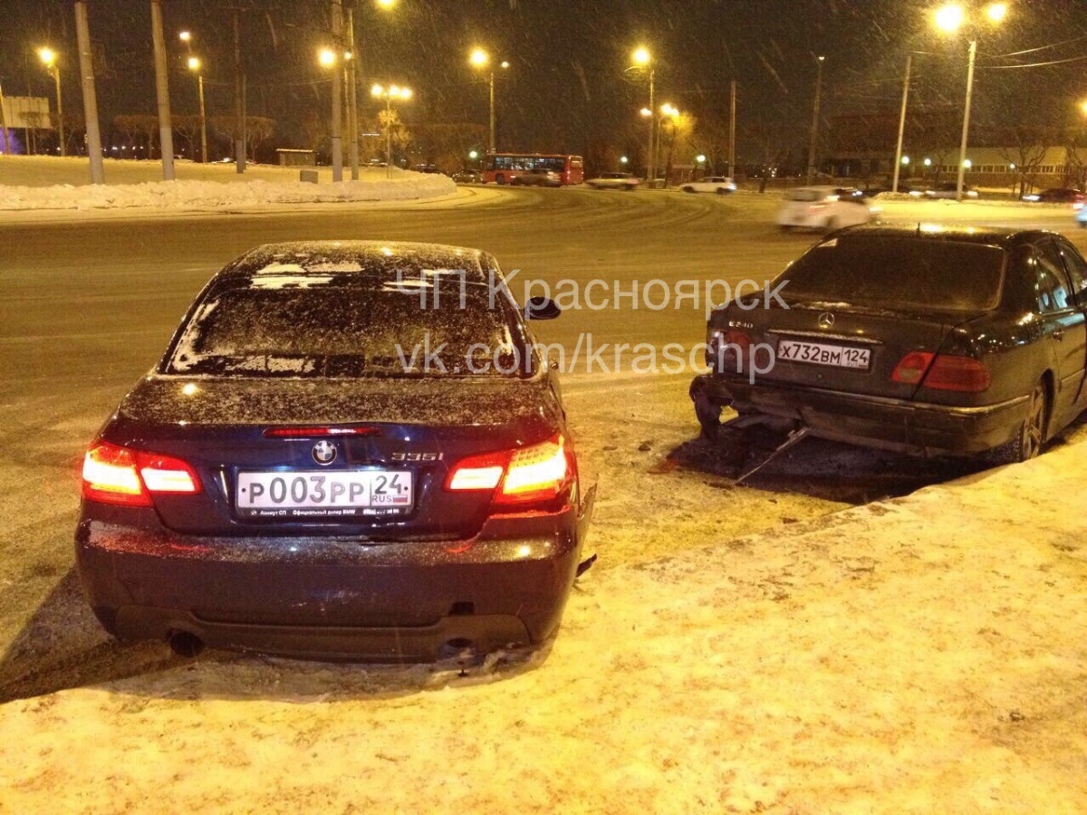 Дрифтер на BMW боком проехал по кольцу Предмостной и протаранил три  припаркованных машины | 24.12.2017 | Красноярск - БезФормата