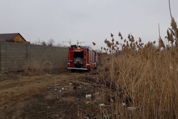 Пожарные в считаные минуты сбили огонь и плотные столбы дыма Пожарные в считаные минуты сбили огонь и плотные столбы дыма 