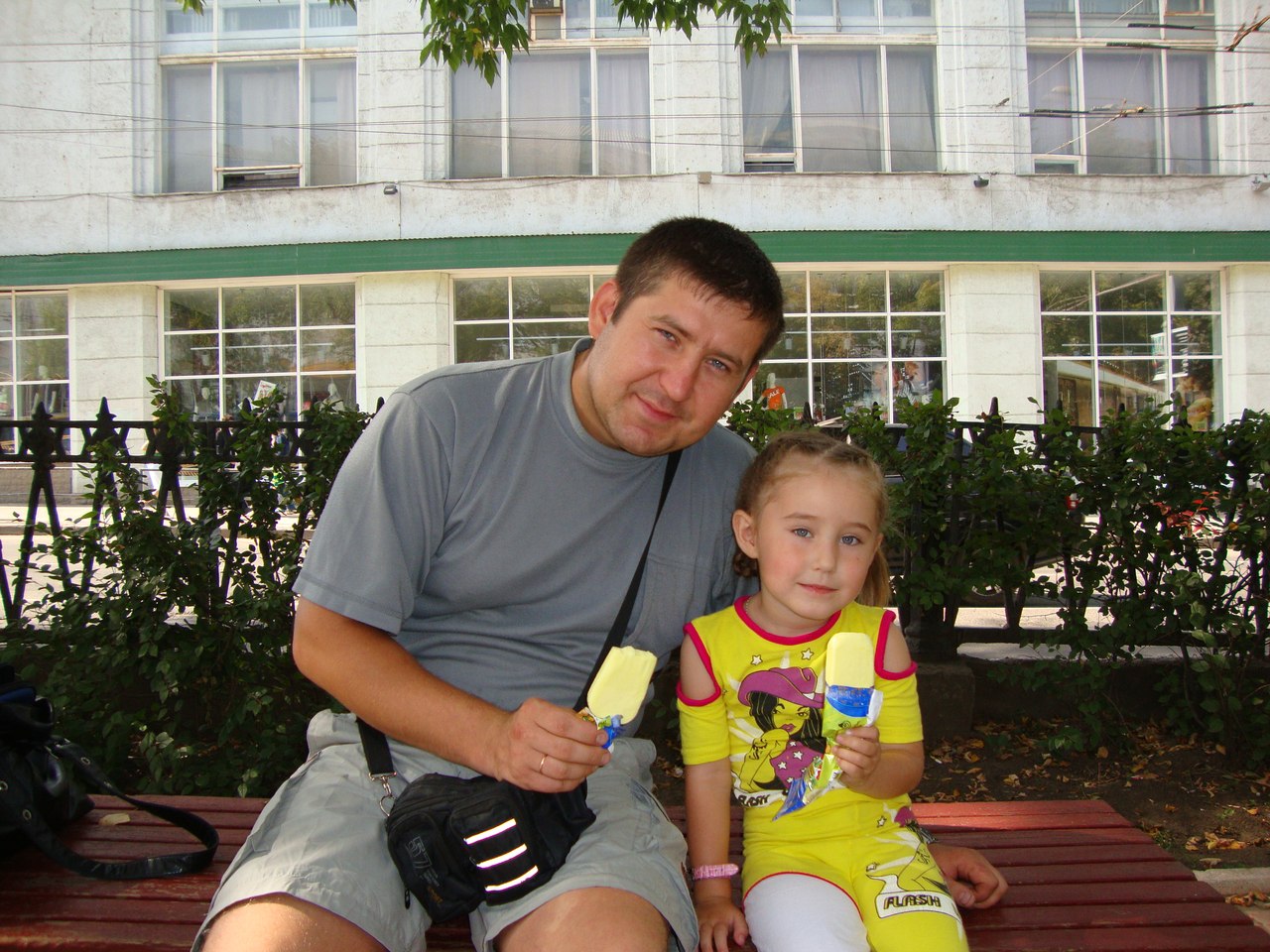 Папа с дочкой. Каждому по мороженому