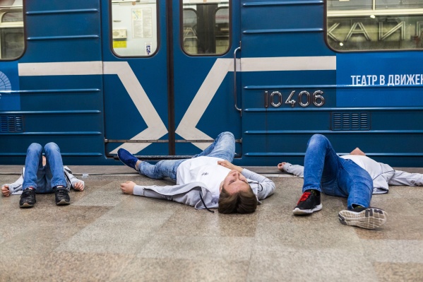 Перед запуском вагона в метро разыграли театральный номер — прямо на перроне станции «Площадь Гарина-Михайловского» Перед запуском вагона в метро разыграли театральный номер — прямо на перроне станции «Площадь Гарина-Михайловского»